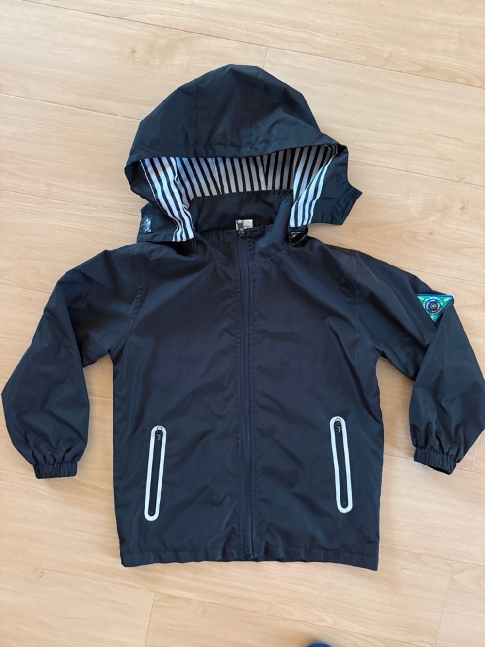BOYS RAIN JACKET WITH DETACHABLE HOOD LIGHTWEIGHT RAINCOAT BLACK WHITE SZ SMALL